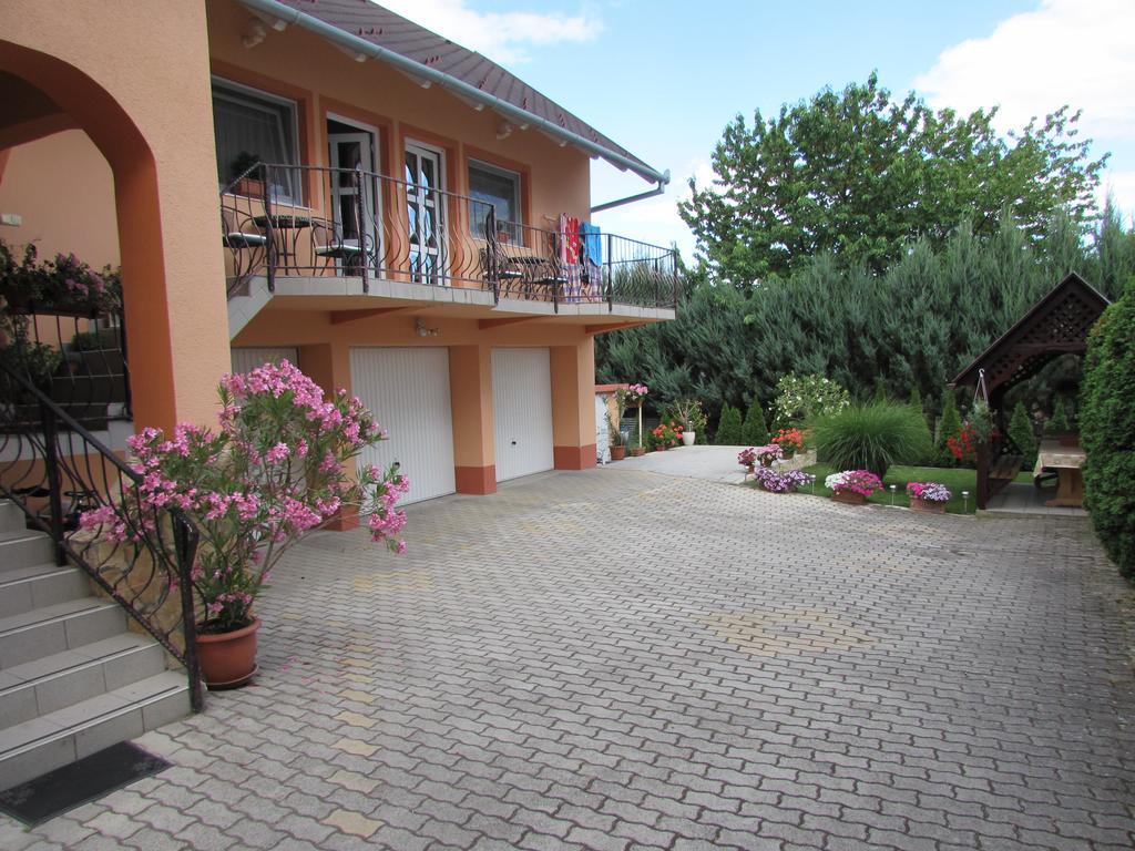 Szecsenyi Apartman เฮวิซ ภายนอก รูปภาพ